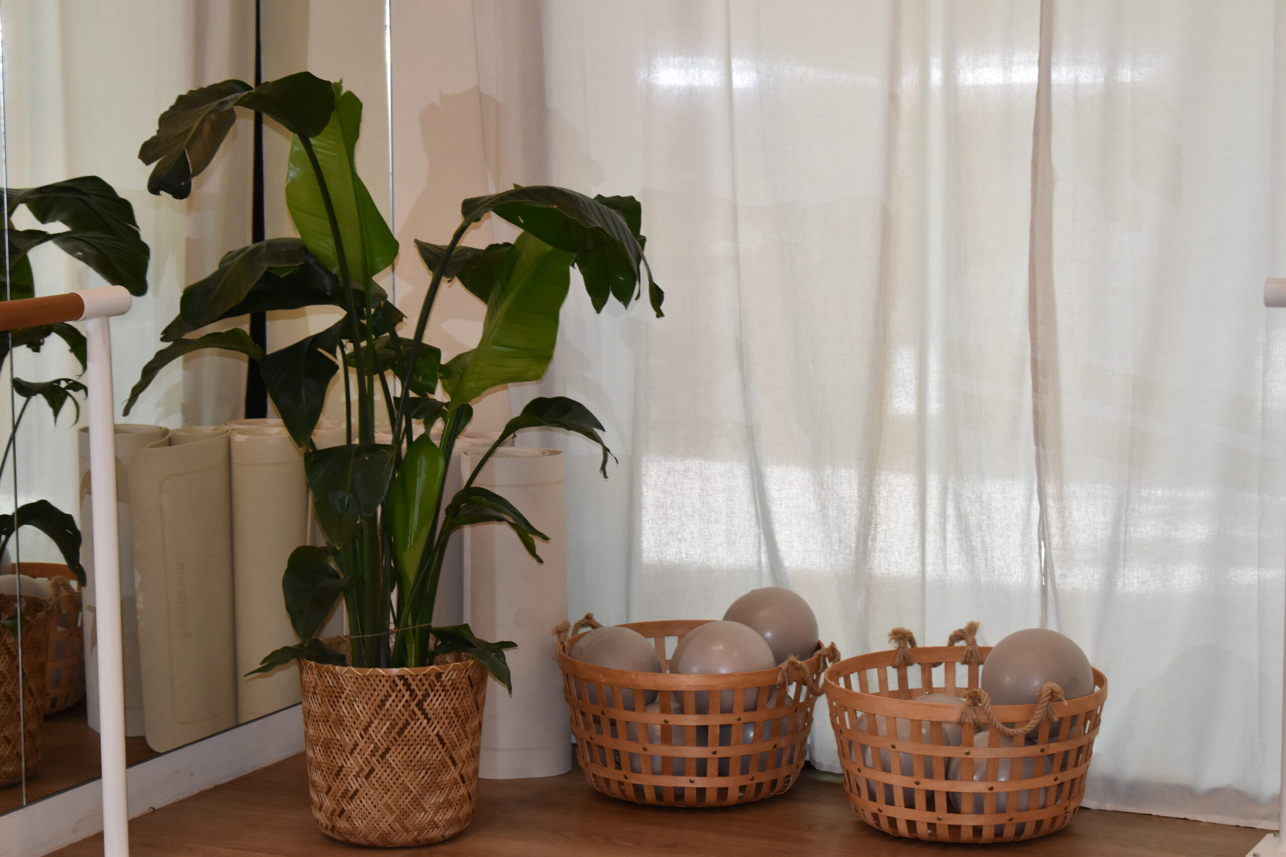 Interior de un estudio SHE preparado para practicar barre